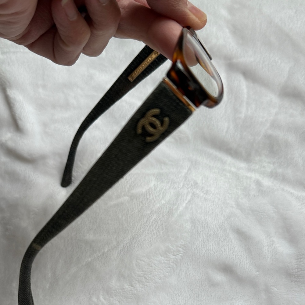 CHANEL Tortoiseshell brown and gold accent Glasses. Classic. - Picture 5 of 10